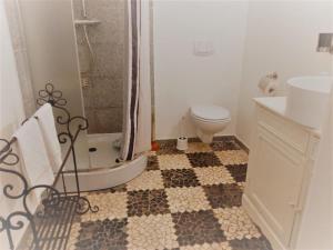 Kúpeľňa v ubytovaní Mehrbett-Apartment 1 Citynah, einfache Ausstattung