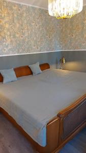 Ein Bett oder Betten in einem Zimmer der Unterkunft Ferienwohnung 24 am Saseler Markt hochwertig renoviert