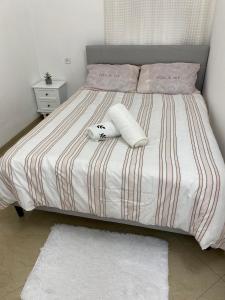 - un lit avec deux serviettes et un animal fourré dans l'établissement בקתת אברהם, à Safed
