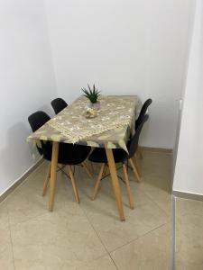d'une table à manger avec des chaises et une plante. dans l'établissement בקתת אברהם, à Safed