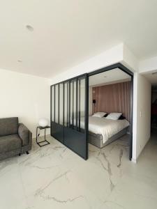 um quarto com uma cama grande e um sofá em Sea View Bellamare next Palais Festival em Cannes