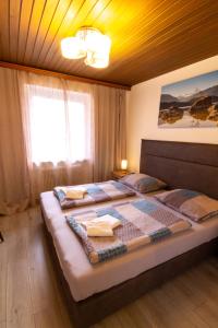 a bedroom with two beds with towels on them at Metzgerwirt Vieh Heli in Bad Goisern