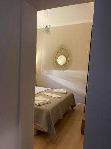 - un miroir dans une chambre avec un lit et un miroir dans l'établissement MARION HOTEL, à Tirana