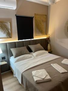 - une chambre avec un grand lit dans l'établissement MARION HOTEL, à Tirana