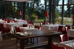Restaurant o un lloc per menjar a Hôtel du Bois Blanc Domaine d'Epeyssoles Georges Blanc