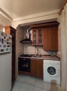 uma cozinha com uma máquina de lavar roupa e uma máquina de lavar louça branca em 1 Bedroom Cosy Apartment near Botanical Garden em Yerevan