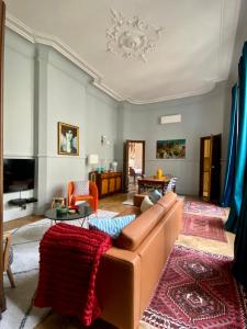CARCASSONNE HISTORIC DUPLEX 4 star air conditioned APARTEMENT d`ÉGLANTINE في قرقشونة: غرفة معيشة مع أريكة وطاولة
