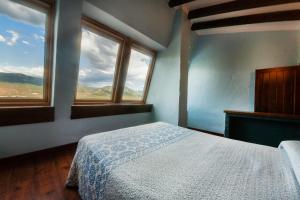 A bed or beds in a room at Villarrobles de Altamira