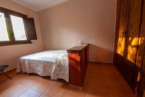 A bed or beds in a room at Villarrobles de Altamira