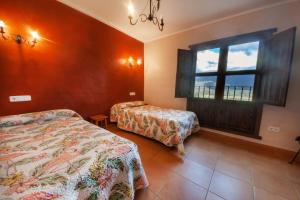 A bed or beds in a room at Villarrobles de Altamira