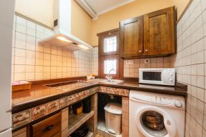 A kitchen or kitchenette at Villarrobles de Altamira