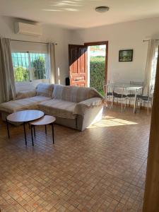 ein Wohnzimmer mit einem Sofa und einem Tisch in der Unterkunft Villa Vanessa in Alhaurín de la Torre