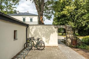 un par de bicicletas estacionadas contra una pared en Dwór Skrzynki, 