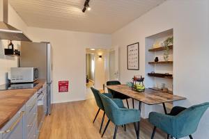 een keuken en eetkamer met een tafel en stoelen bij Villa trifft Zeche by Cordis Sky für bis zu 7 Personen 5 Minuten zur Messe Essen und zum Hauptbahnhof Essen in Essen +26 foto's