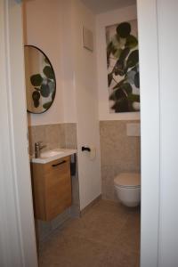 A bathroom at FEWO Studio7