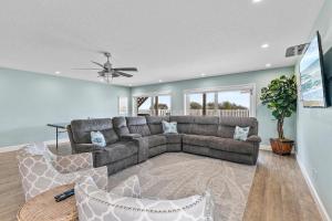 - un salon avec un canapé et un ventilateur de plafond dans l'établissement Ocean Dream, à New Smyrna Beach