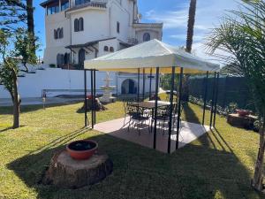Сад в John Sea Suites