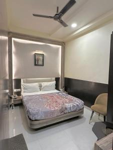 um quarto com uma cama e uma ventoinha de tecto em Hotel The Heera Divine em Kanpur