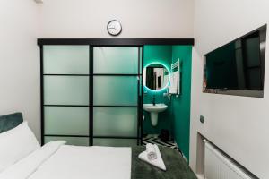 Кровать или кровати в номере Trinity Hotel