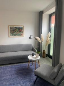 sala de estar con sofá y mesa en Studio Heinrich 1 en Tutzing
