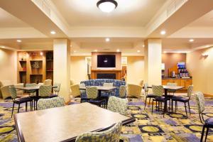 A restaurant or other place to eat at Holiday Inn Express Hotel & Suites Chicago South Lansing, an IHG Hotel