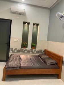 Postel nebo postele na pokoji v ubytování Nhà nghỉ Quốc Khánh