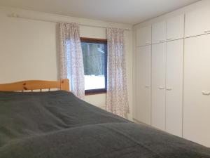 a bedroom with a bed and a window at Saunallinen rivitalohuoneisto B5 59m2 in Säviä
