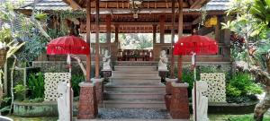 ウブドにあるネファタリ エクスクルーシヴ ヴィラスの赤傘2本階段付きの家