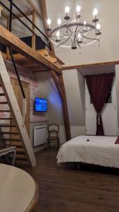 - une chambre avec une mezzanine et un lustre dans l'établissement Manoir du Kasteelveld, à Cassel