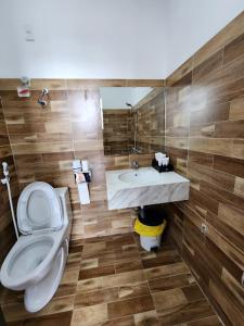 La salle de bains est pourvue de toilettes et d'un lavabo. dans l'établissement NGOC PHUNG HOTEL, à Ban Blech