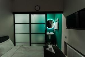 Кровать или кровати в номере Trinity Hotel