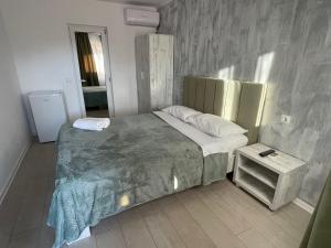 1 dormitorio con 1 cama grande y 1 mesa en Villa Raul, en Costinesti