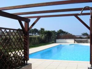 Maisonnette 4 personnes avec piscine commune à 500 mètres de la plage - MAEL 내부 또는 인근 수영장