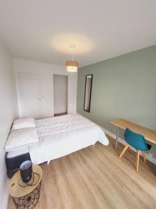 ein Schlafzimmer mit einem großen Bett und einem Schreibtisch in der Unterkunft Logement grand confort in Laval