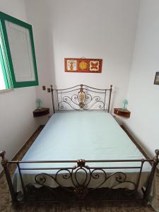 ein großes Bett in einem Zimmer mit in der Unterkunft Appartamento vista mare a 10 minuti da Castro Marina in Andrano