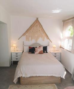 A bed or beds in a room at La Casa de Piedra a orillas del mar