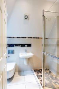 łazienka z toaletą i umywalką w obiekcie Tranquil Riverfront Oasis at High Bridge Court w mieście Knaresborough