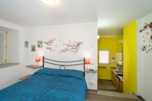 una camera con letto e copriletto blu di Rossana Apartment Lago Maggiore a Baveno