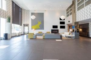 TV a/nebo společenská místnost v ubytování Sandman Hotel & Suites Calgary South