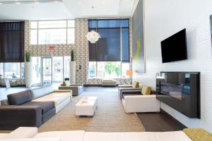 TV a/nebo společenská místnost v ubytování Sandman Hotel & Suites Calgary South