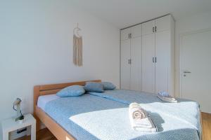 - une chambre avec un lit et une armoire blanche dans l'établissement Flexible SelfCheckIns 67 - Zagreb - Loggia - Brand New - Luxury - Garage, à Zagreb