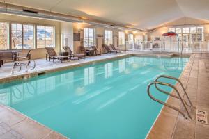 uma grande piscina com cadeiras e mesas em Residence Inn by Marriott Helena em Helena