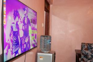 butelka wody na telewizorze w obiekcie Trendy Homes - 2 Bedroom w mieście Bungoma