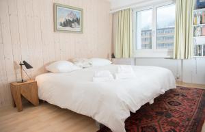 Voodi või voodid majutusasutuse Familienapartment Lai Zentrum für 6 Personen Lenzerheide toas