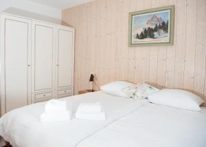 Postel nebo postele na pokoji v ubytování Familienapartment Lai Zentrum für 6 Personen Lenzerheide