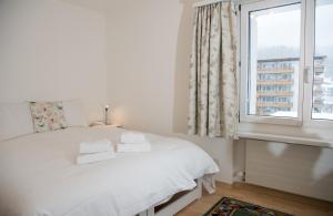 Voodi või voodid majutusasutuse Familienapartment Lai Zentrum für 6 Personen Lenzerheide toas