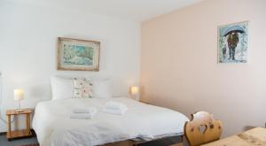 Voodi või voodid majutusasutuse Familienapartment Lai Zentrum für 6 Personen Lenzerheide toas
