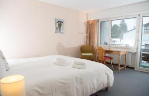 Voodi või voodid majutusasutuse Familienapartment Lai Zentrum für 6 Personen Lenzerheide toas