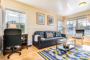 Χώρος καθιστικού στο Cozy House 10min to Monuments and DC by CozySuites