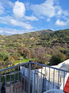 balcone con vista sulle montagne di Holiday Apartments,Polynikis Sea-Cret, Pachyammos a Pachyammos